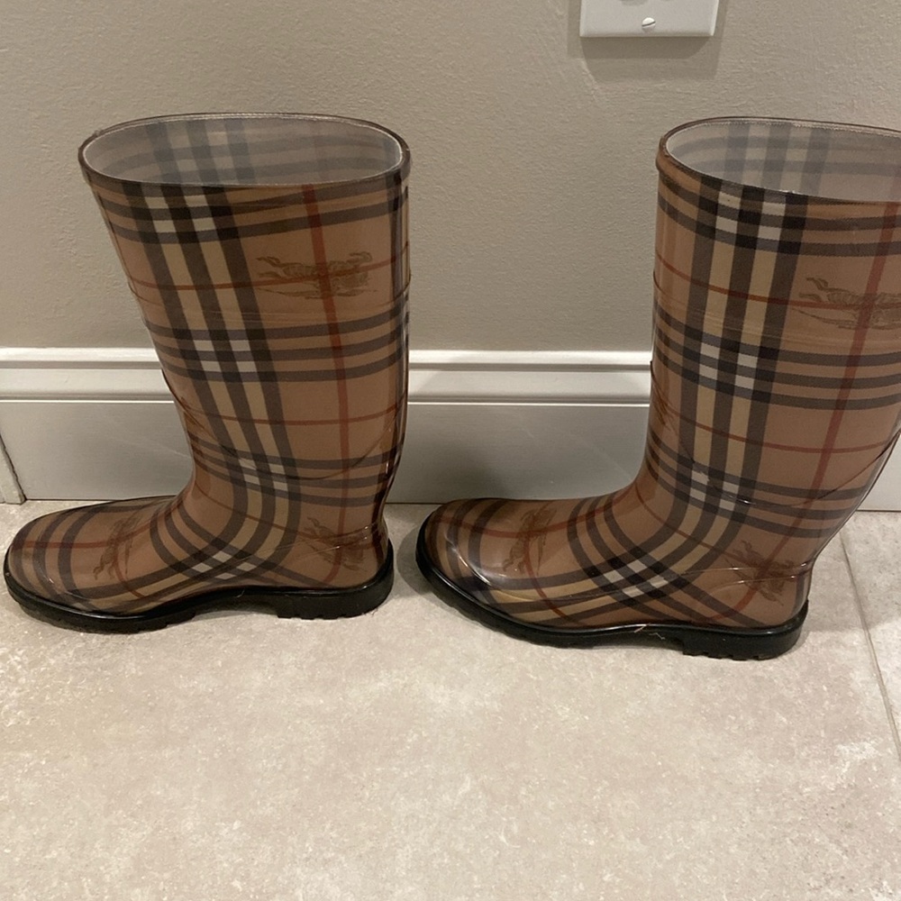 Womens Burberry rain boots size 37
